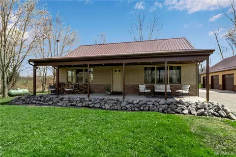 7655 Tesnow Rd, Akron, NY 14001