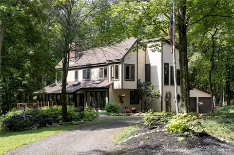 1980 Lapham Rd, Aurora, NY 14052