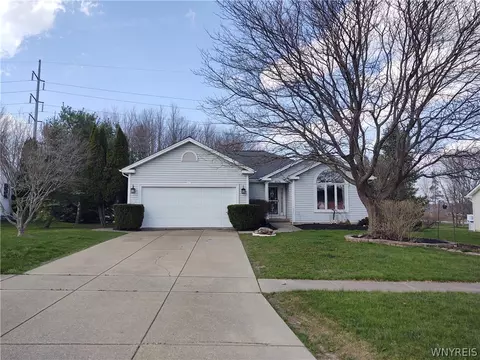 4476 Rushford Dr, Hamburg, NY 14075