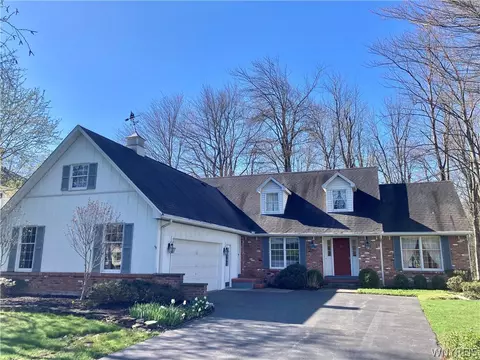 8399 Bridlewood Dr, East Amherst, NY 14051