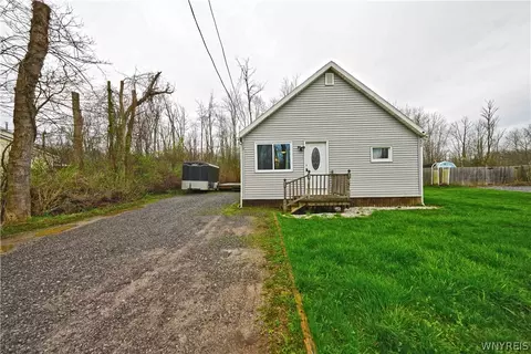 513 Eisenhower Ave, Evans, NY 14006