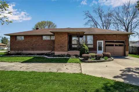 7721 E Britton Dr, Niagara, NY 14304