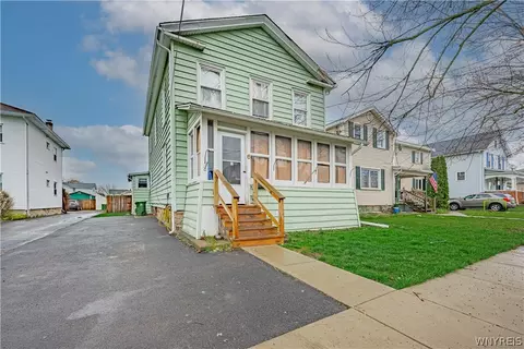 6 Washington St, Royalton, NY 14105
