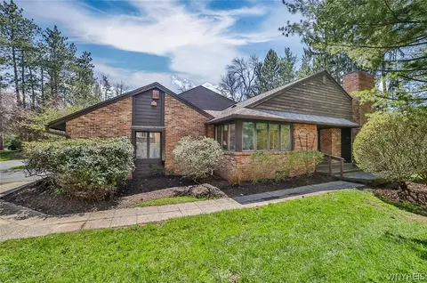 50 Breezewood Cmn #50, East Amherst, NY 14051
