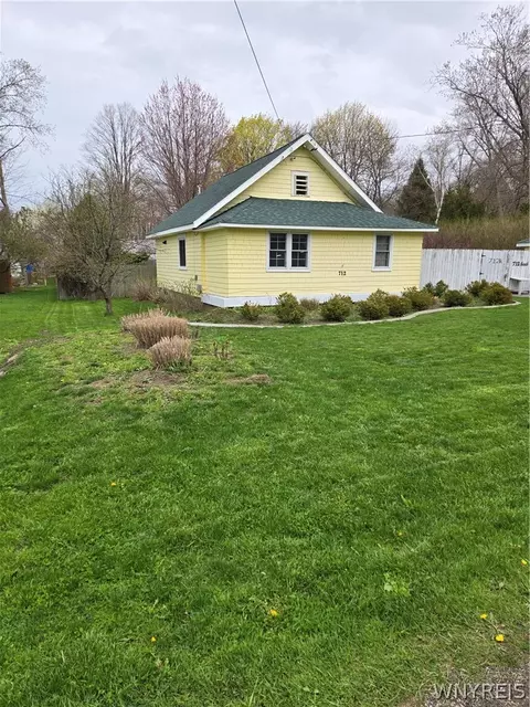 712 Beach Rd, Evans, NY 14006