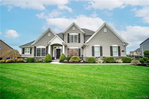 7225 Creekbend Dr, Pendleton, NY 14120