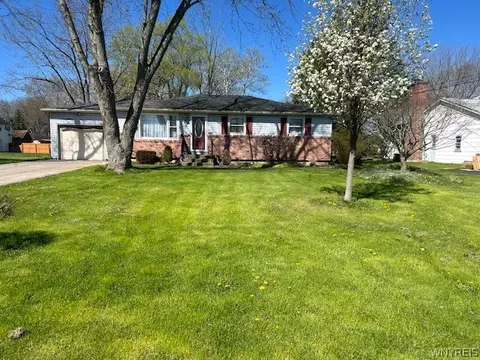 6752 Luther St, Wheatfield, NY 14304