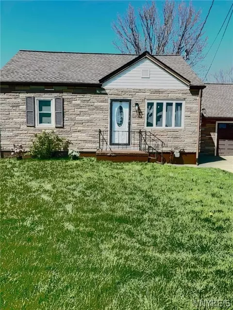 Exterior - 988 Beach Rd, Evans, NY 14006 photo 2 of 8