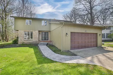 140 Autumnwood Dr, Grand Island, NY 14072