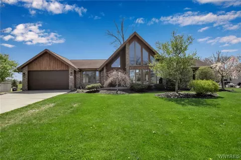 94 River Oaks Dr, Grand Island, NY 14072