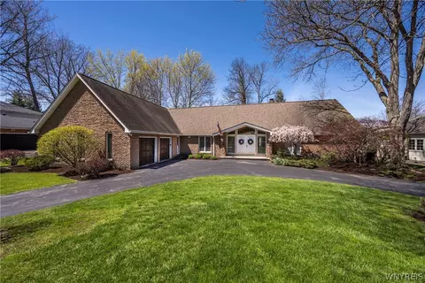 86 Brandywine Dr, Amherst, NY 14221