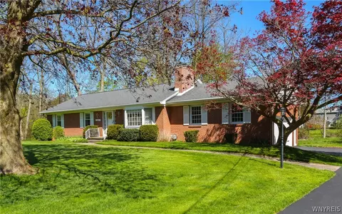 10800 Boyd Dr, Clarence, NY 14031