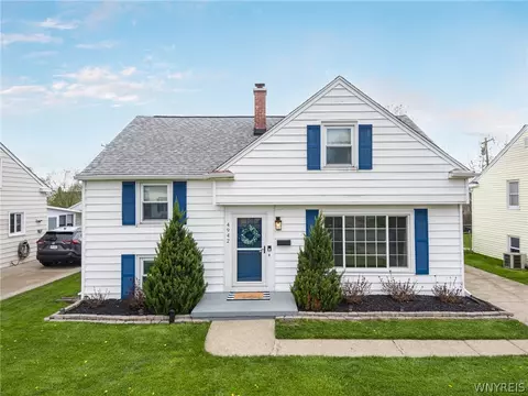 4942 Chapman Pkwy, Hamburg, NY 14075