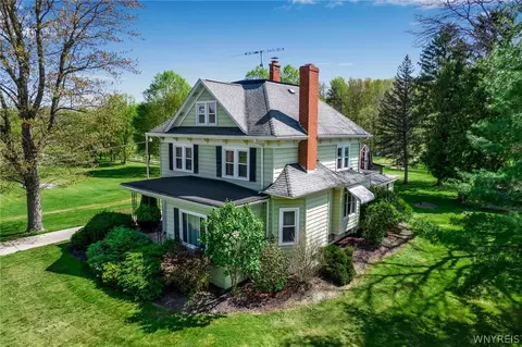 3647 Checkered Tavern Rd, Lockport, NY 14094