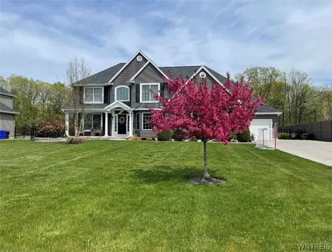 7240 Creekbend Dr, Pendleton, NY 14120