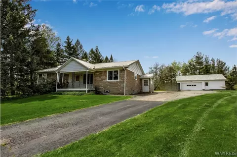 8438 Zimmerman Rd, Hamburg, NY 14075