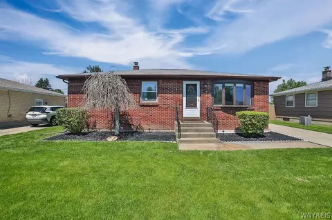 18 Della Dr, Lackawanna, NY 14218