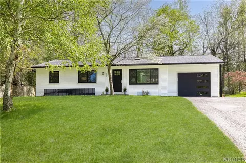 32 Hunters Run, Perinton, NY 14534