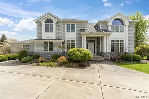 8209 Oak Leaf Ln, Buffalo, NY 14221