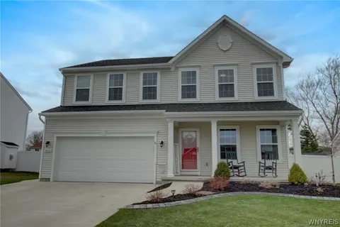 4610 Logans Ln, Hamburg, NY 14075