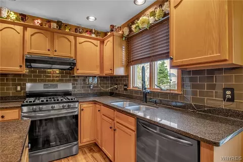 8 Cobblestone Ct, Lancaster, NY 14086 photo 12