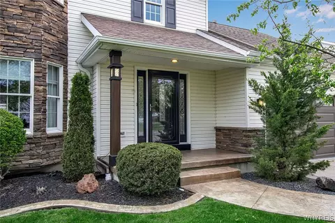 8 Cobblestone Ct, Lancaster, NY 14086 photo 2