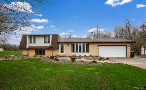 11685 Parkwood Dr, Alden, NY 14004