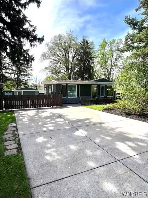 49 Iroquois Ave, Lancaster, NY 14086