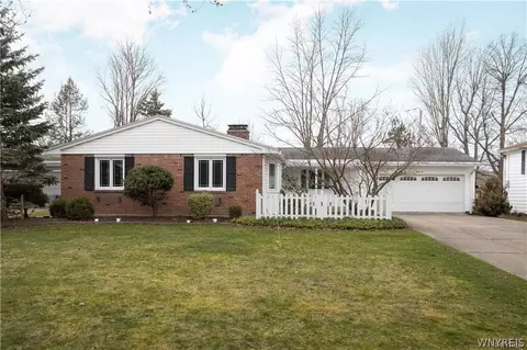 42 Sandhurst Ln, Amherst, NY 14221