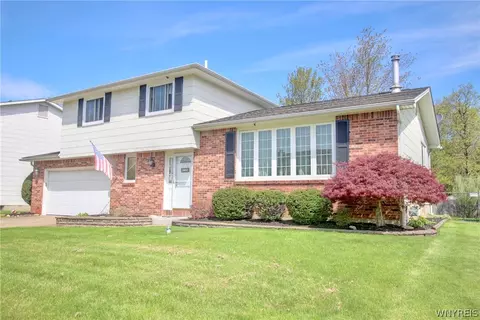 3940 Autumnway Ln, Hamburg, NY 14075