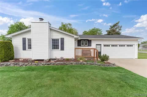 7240 Nickett Dr, Wheatfield, NY 14120