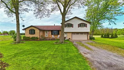 6262 Smith Rd, Hamburg, NY 14075