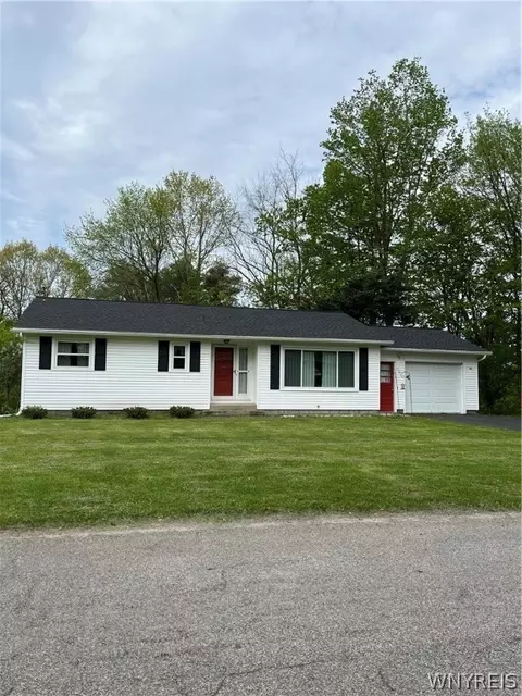 30 Sunset Ln, Springville, NY 14141
