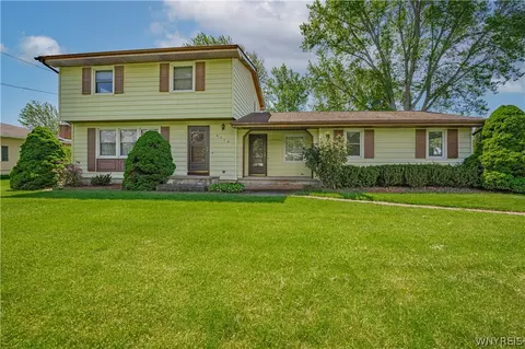 6376 Oconnor Dr, Lockport, NY 14094