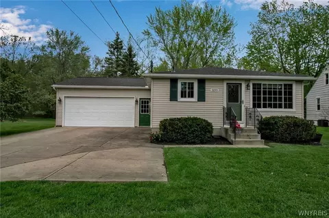 5193 Bay View Rd, Hamburg, NY 14075