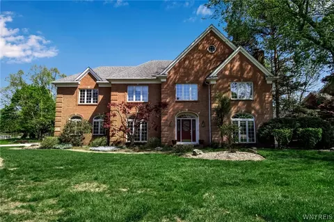 6211 Senate Cir, East Amherst, NY 14051