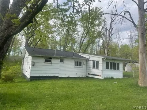 9581 Frontier St, Evans, NY 14006