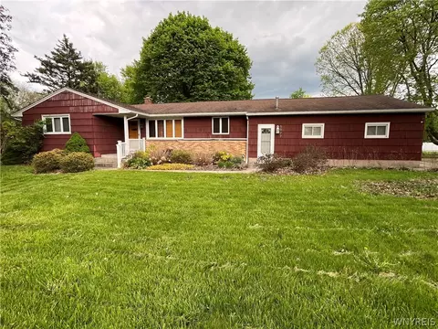 5877 Beattie Ave, Lockport, NY 14094