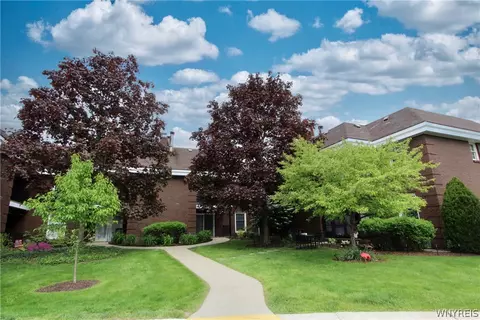 16 Bristol Dr #B, Amherst, NY 14228