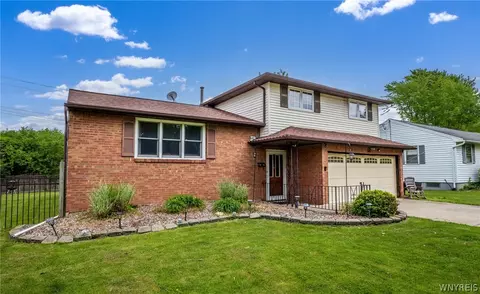 26 Sudbury Ln, Amherst, NY 14221