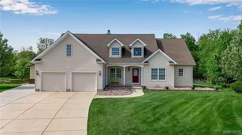 230 Pin Oak Cir, Grand Island, NY 14072