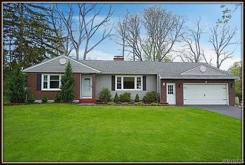 31 Castle Hill Rd, Aurora, NY 14052