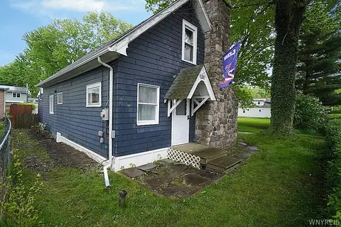 6915 Wellington Dr, Evans, NY 14047