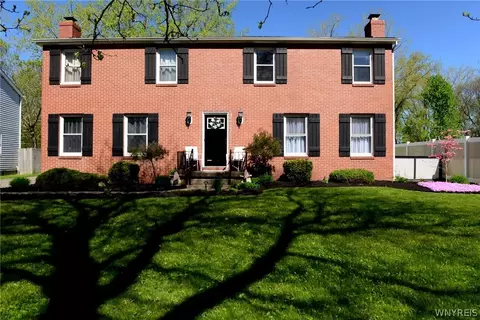 11 Fairgreen Dr, Amherst, NY 14228