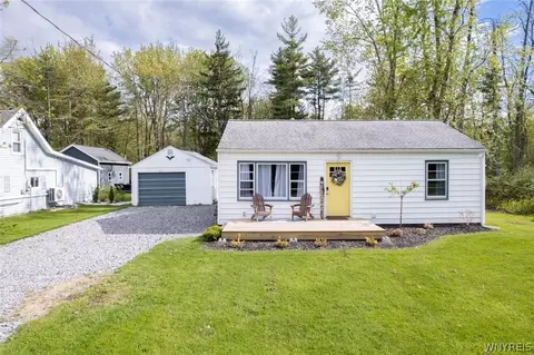 607 Milsom Pkwy, Evans, NY 14006