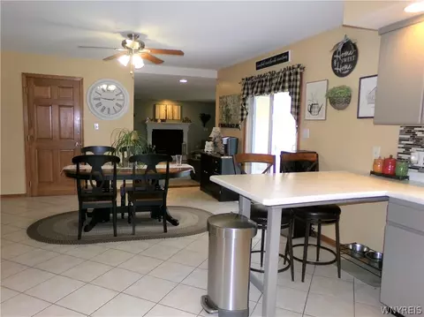 3473 Stevenson Ct, Wheatfield, NY 14120 photo 4