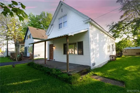 4690 Wayside Ln, Clarence, NY 14031