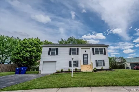 5 Cathedral Ct, West Seneca, NY 14224