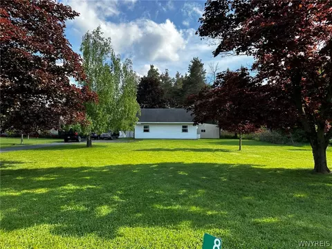 8460 Ridge Rd, Hartland, NY 14067