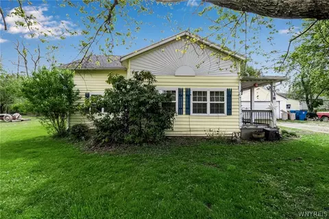 7038 Mckinley Pkwy, Evans, NY 14047